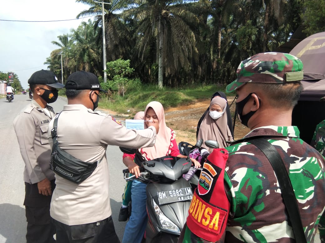Meski Libur, Pengawasan Prokes oleh Polsek Kerumutan Pantang Kendur