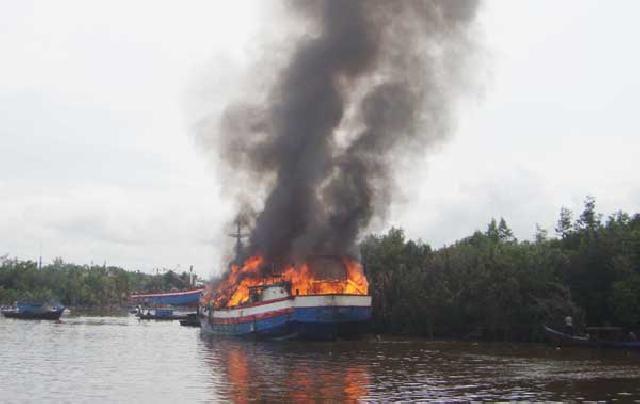 Kapal Motor Bermuatan 4 Ton Bensin Terbakar Dikanal Tambusu