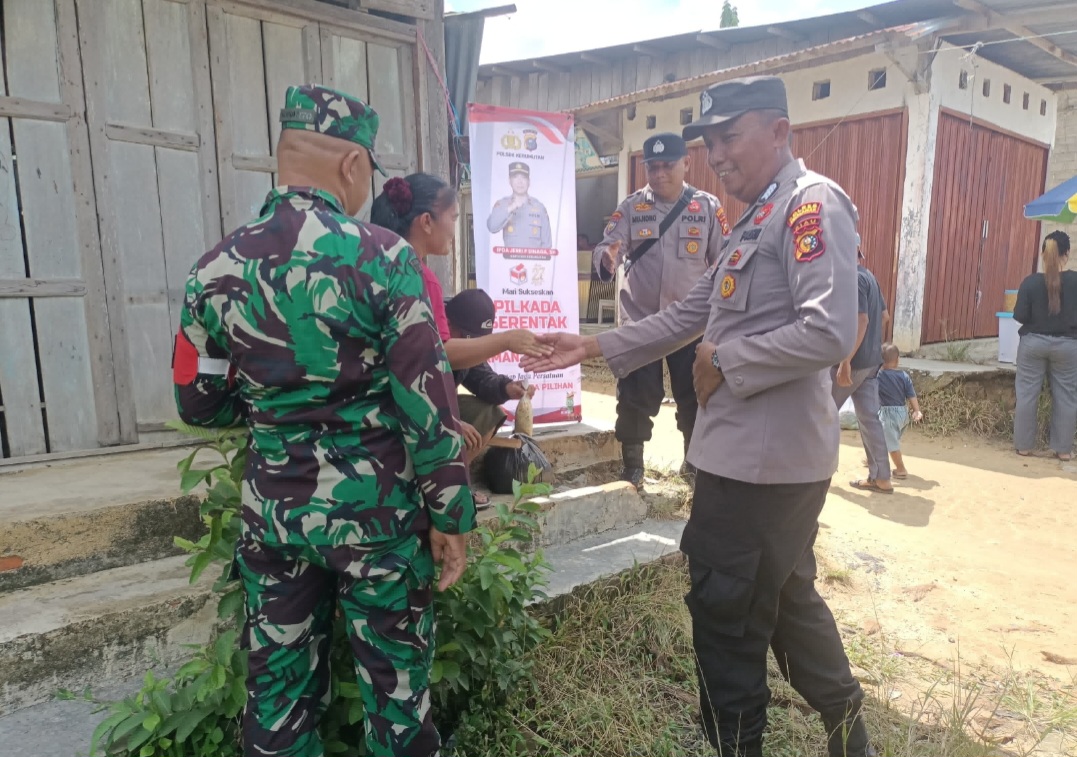 Polri dan TNI Patroli Jaga Kamtibmas Jelang Pilkada di Kerumutan