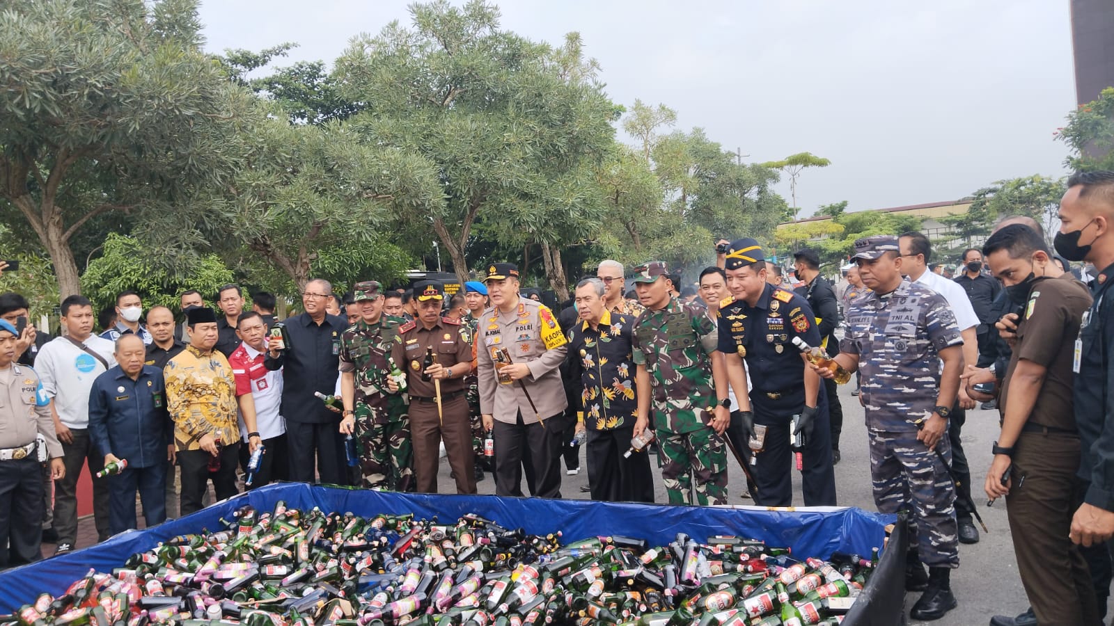 Puluhan Ribu Botol Miras Hingga Ganja Kering Dimusnahkan Jelang Malam Tahun Baru