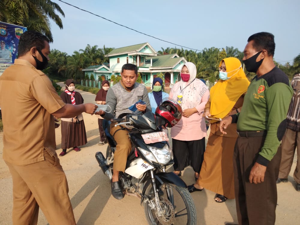 Mahasiswa KKN UNRI Desa Bukit Gajah Bagi-bagi Masker dan Edukasi Warga