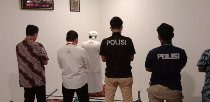 Habib Rizieq dan Penyidik Salat Magrib Berjamaah, Polisi: Kami Memperlakukan Dengan Humanis