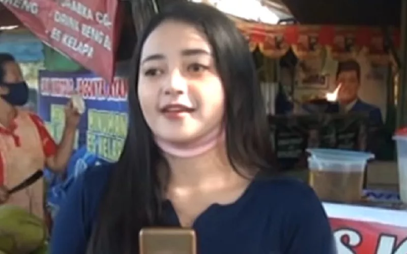 Viral Penjual Es Kelapa Cantik, Sebelumnya Pernah Jualan Bakpao