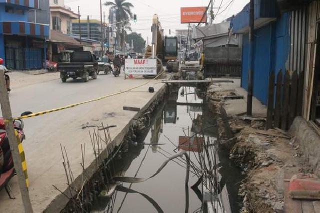 Antisipasi Banjir, Drainase Jalan Damai Palas Dikeruk
