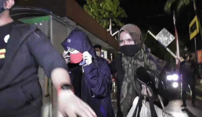 Ketika Digrebek, Artis HH Dan Teman Prianya Didapati Tanpa Busana