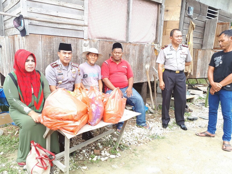 Petani Dapat Sembako Dari Tim Jumat Barokah dan LBP2AR