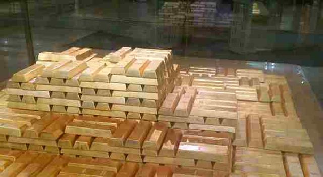 Harga Emas Naik Dipicu Pelemahan Dolar AS