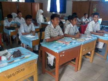 Meja Belajar di SMPN 30 Pekanbaru Bolong-bolong, Ditutupi Murid Pakai Kertas Kado
