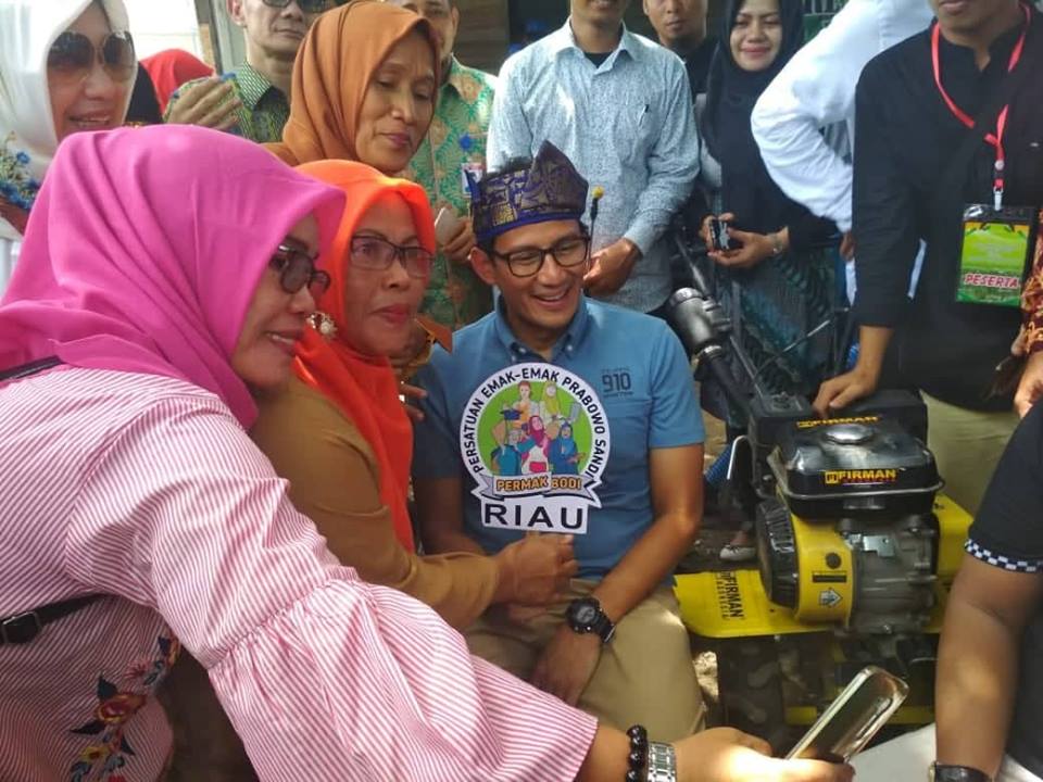 Ah Gawat, Baru turun Dari Mobil Saja Sandiaga Uno Sudah Diserbu Emak-emak
