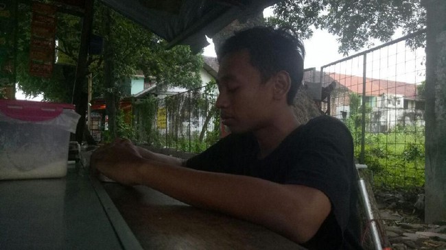 Kaget Hingga Mengumpat, Penjual Kopi Gemetar Ditodong Pistol