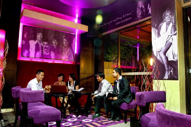 The Purple Bar Hotel ibis, Pilihan Entertainment Modern di Pekanbaru