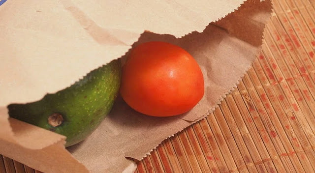 Kenapa Buah Bisa Cepat Matang Jika Dimasukkan Dalam Kantong Kertas?