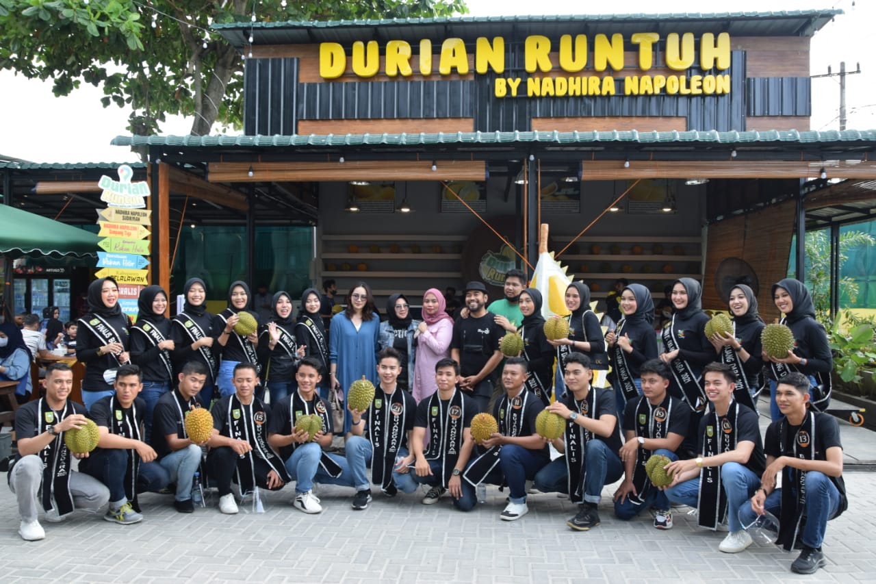Kunjungi Durian Runtuh, Finalis Bujang Dara Riau 2021 Nikmati Level Baru Makan Durian
