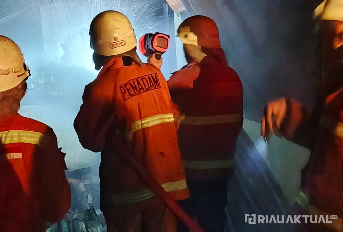 Rumah di Rumbai Hangus Terbakar, Dua Warga Alami Luka Sengatan Listrik