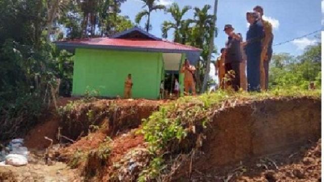 Banjir Bandang Gedung PAUD Nyaris Masuk Sungai