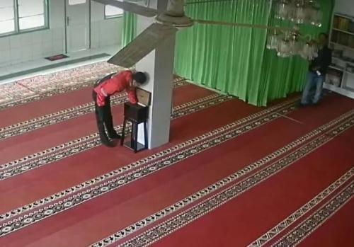Masuk Masjid, Bukannya Shalat, Dua Pemuda Ini Malah Kuras Isi Kotak Amal