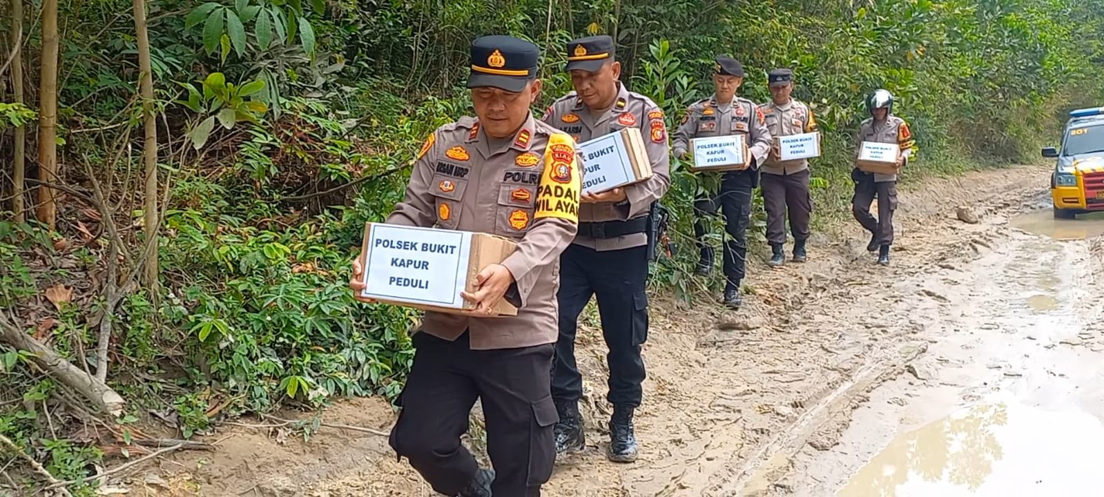 Polsek Bukit Kapur Imbau Warga Cegah Hoax Jelang Pemilu Sambil Bagikan Sembako