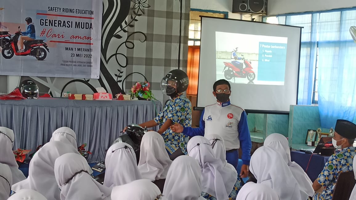 Edukasi Pelajar, Tetap Gunakan Helm Agar Aman Berkendara