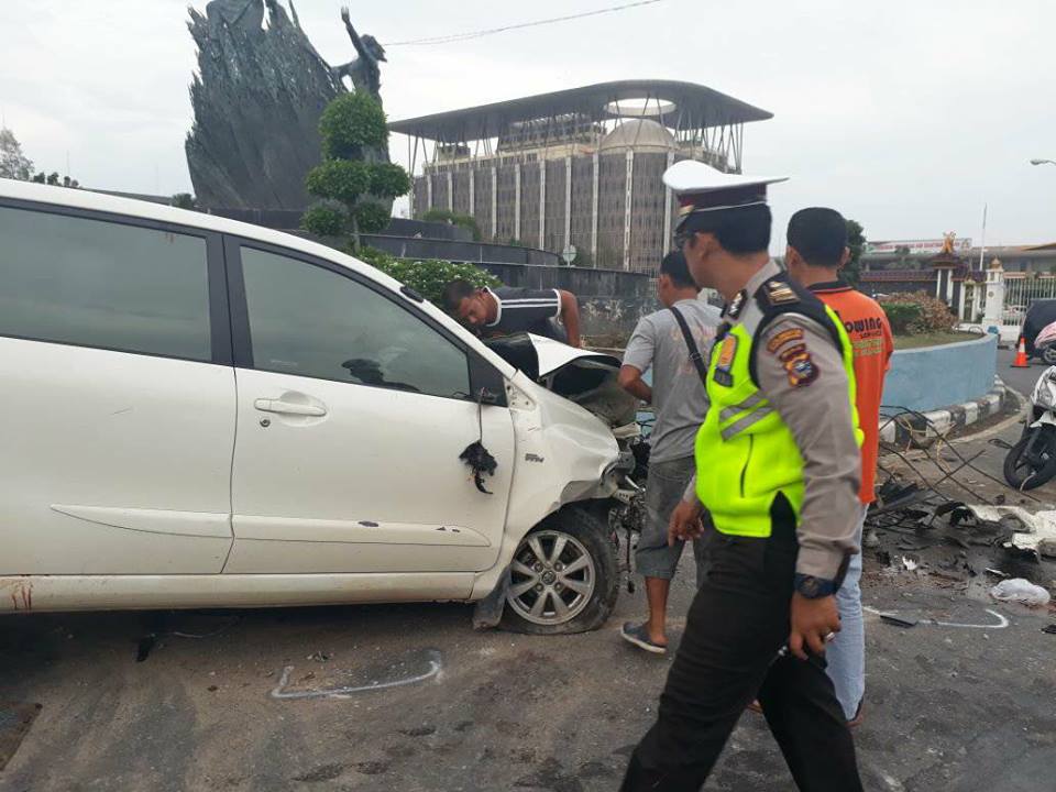 Diduga Ngantuk, Pengemudi Mobil Avanza Tabrak Pembatas Jalan Depan Polda Riau