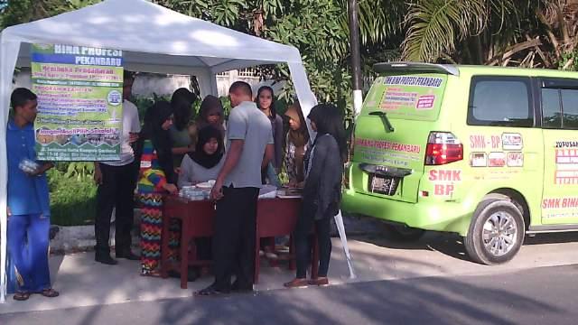 Siswa SMK BP Pekanbaru Jualan Takjil di Pinggir Jalan