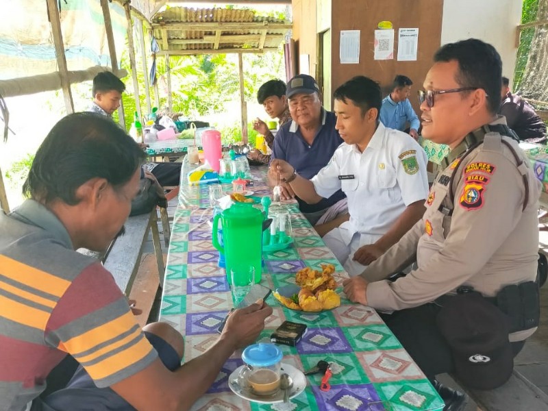 Sambut Pilkada 2024, Bhabinkamtibmas Ajak Warga Jaga Kedamaian di Bangko Pusako