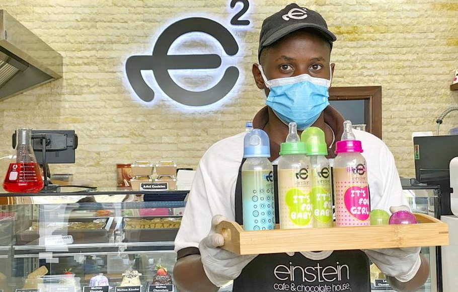 Minum Kopi dengan Botol Dot Bayi Jadi Tren di Negara Arab