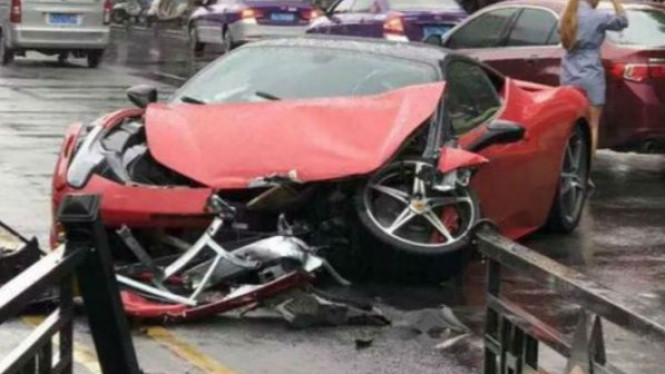 Video Detik-detik Wanita Hancurkan Ferrari Rp8,6 Miliar