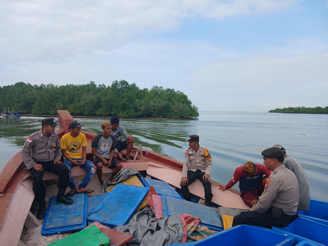 Polsek Rupat Utara Sosialisasikan Pemilu Damai 2024 kepada Para Nelayan Lokal