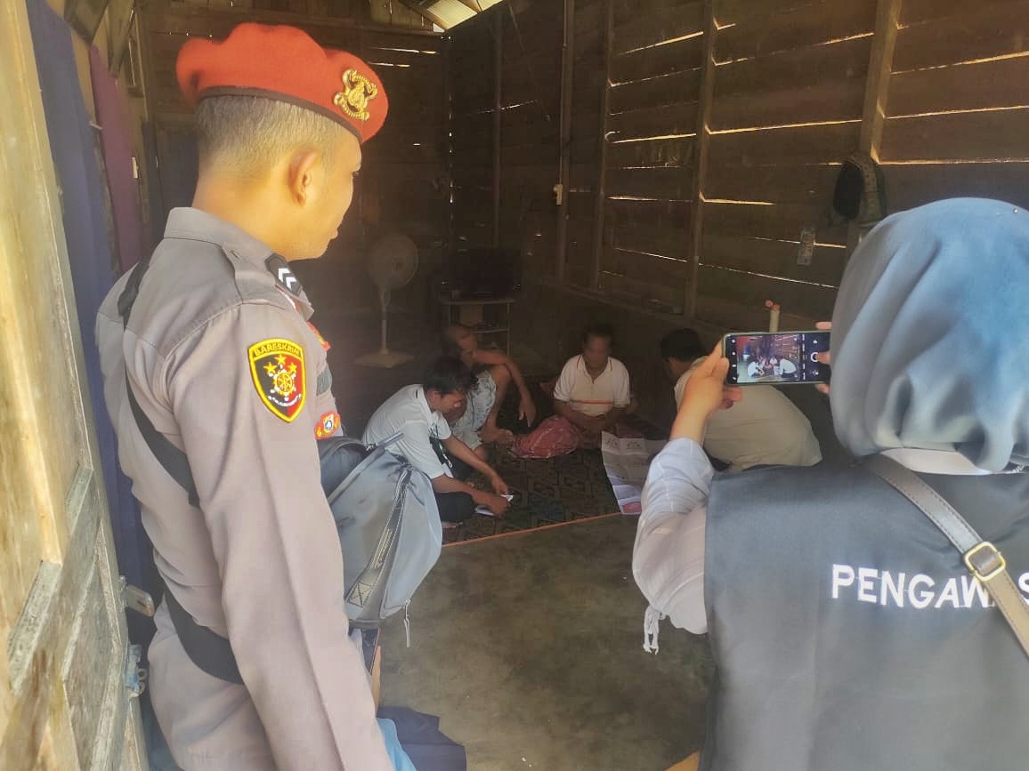 Polisi di Rohil Riau Datangi Warga Sakit Stroke Tetap bisa Mencoblos