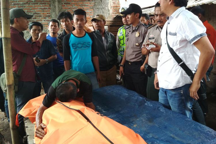 Laki-laki Ini Tahu Putrinya Meninggal dari Grup Facebook