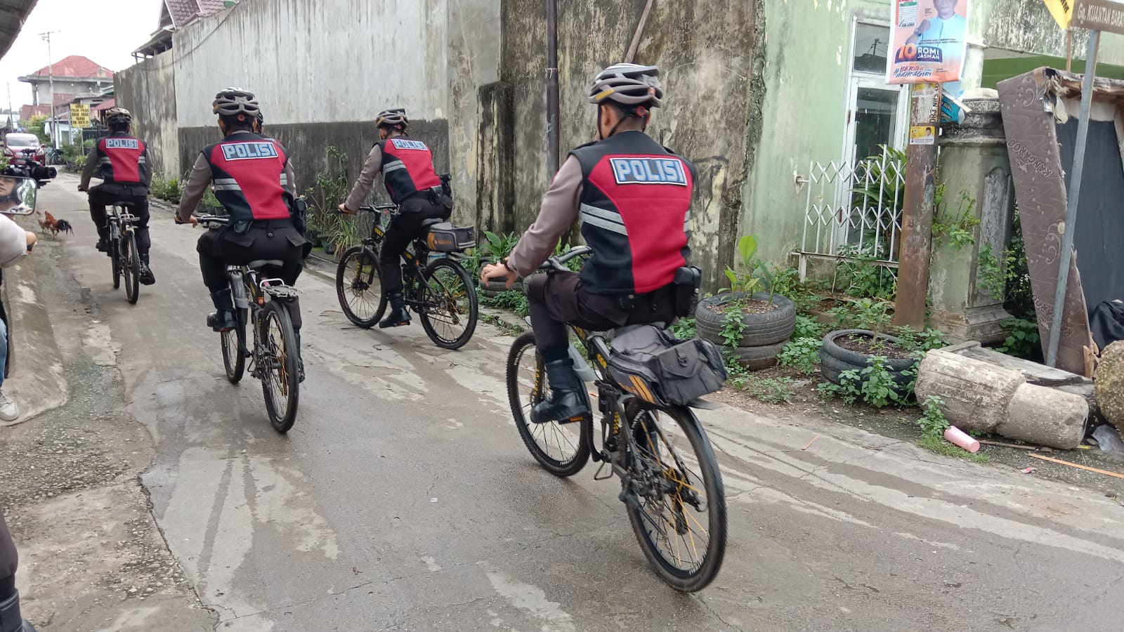 Kayuh Sepeda Telusuri Gang Sempit, Polres Inhu Imbau Masyarakat Jaga Kamtibmas