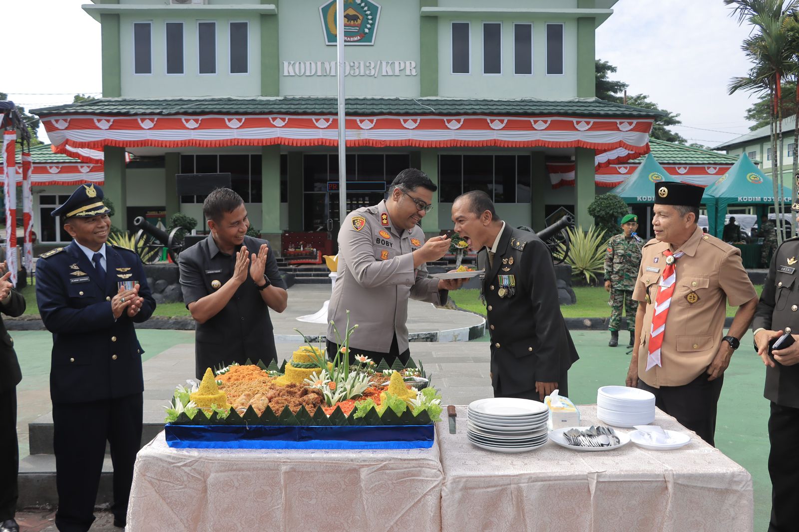 HUT TNI ke-80, Kapolres Bawa Tumpeng untuk Dandim 0313/Kampar