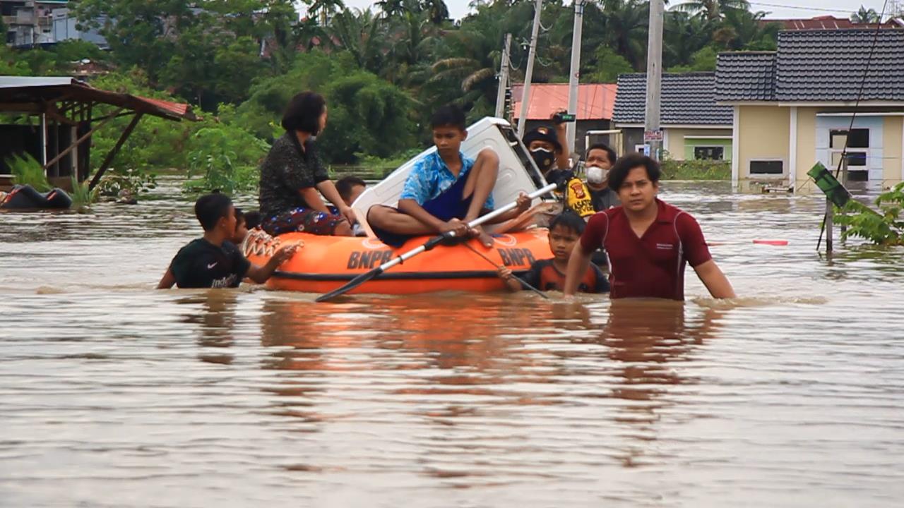 Pemko Belum Turunkan Bantuan ke Lokasi Banjir di Tangkerang Labuai, Evakuasi Barang Dibantu TNI-Polri
