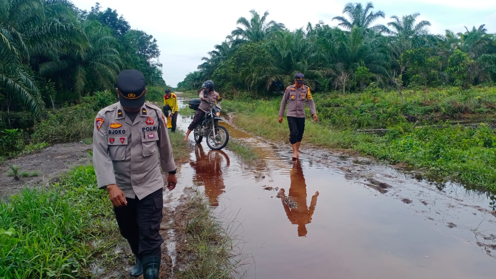 Perjuangan Polsek Medang Kampai Temui Warga Demi Pemilu Damai