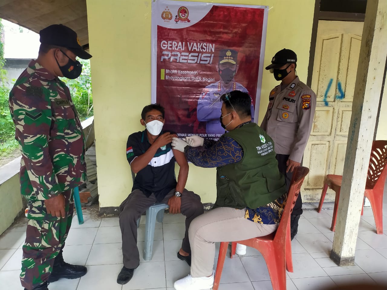 Bhabinkamtibmas Desa Banjar Panjang Polsek kerumutan Dampingi Warganya Vaksinasi