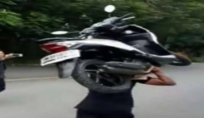 Aksi Gila Satpam Panggul Sepeda Motor Sendiri, Bak Hercules