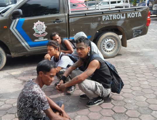 Asik Minum Tuak, Anak Jalanan Diamankan Satpol PP Pekanbaru