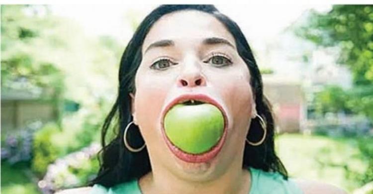 Samantha Ramsdell, Catat Rekor Mulut Terbesar Di Dunia