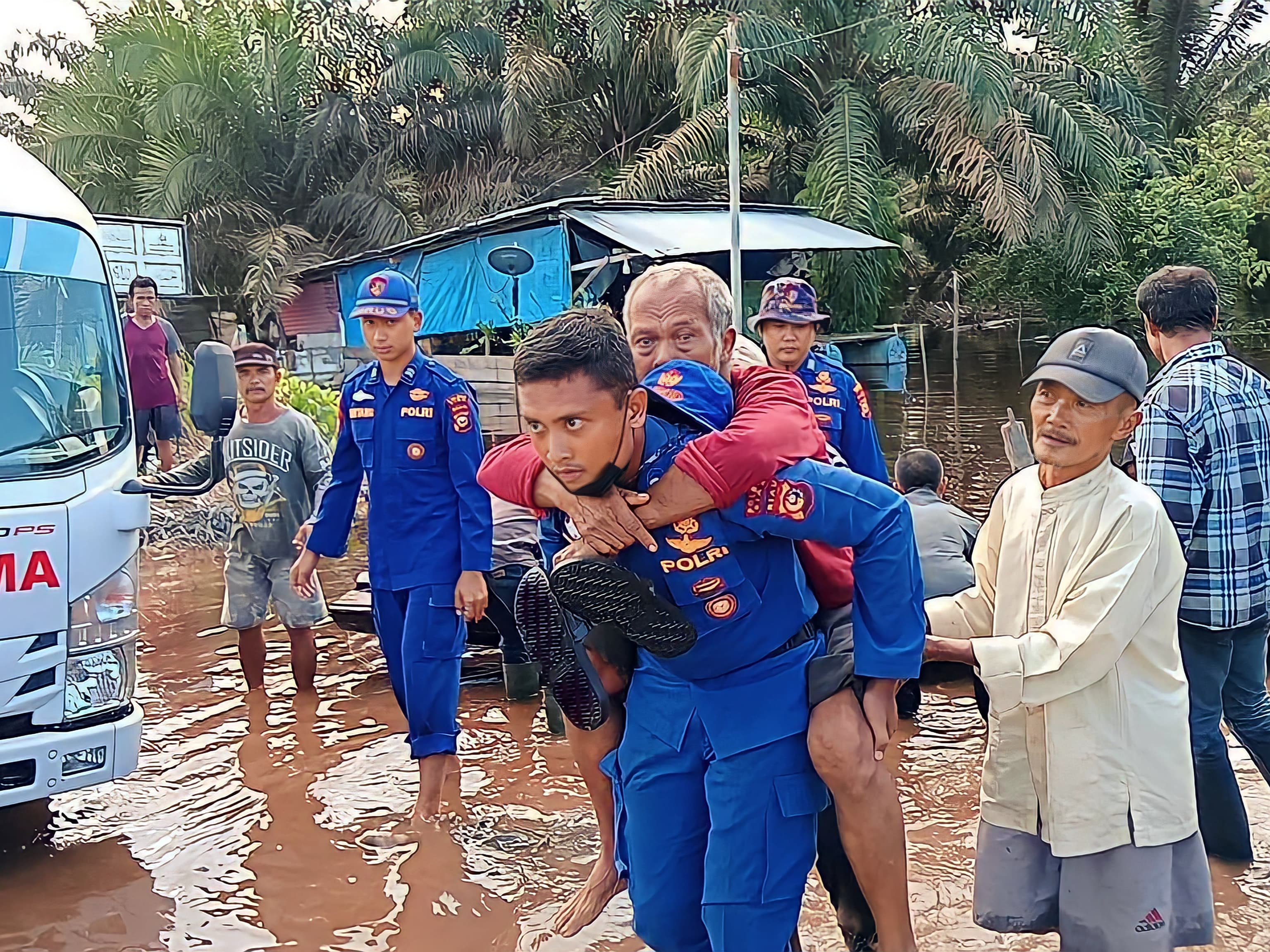 Cooling System Jelang Pemilu, Kasat PolAirud Polres Siak, Evakuasi Lansia Sakit Terkena Dampak Banjir