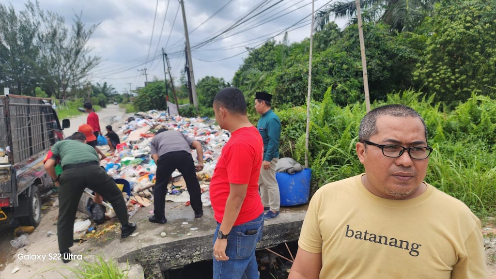 Barisan AMAn Bersama Lurah Tangkerang Barat dan Babinsa Gelar Aksi Bersih di Jalan Gulama