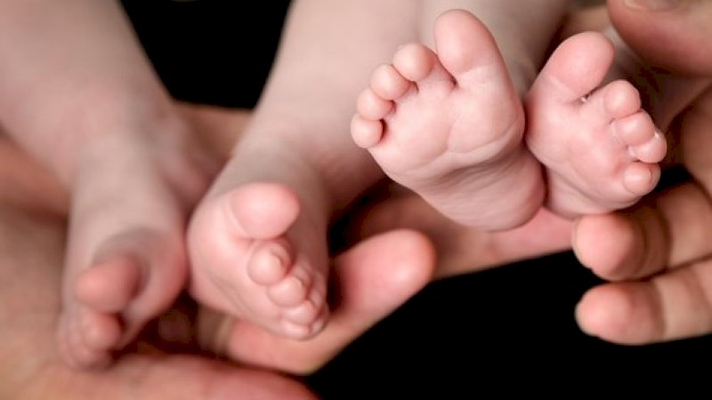 Tertukar di RS saat Baru Lahir, Ini Kisah Mengharukan Gadis Bertemu Kembarannya Setelah 19 Tahun