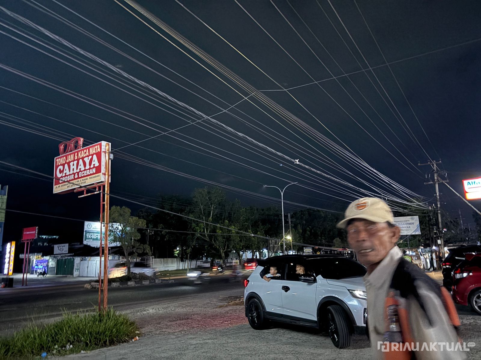 Bahaya, Kabel FO Menjuntai Hampir Kena Aspal di Jalan HR Soebrantas Pekanbaru