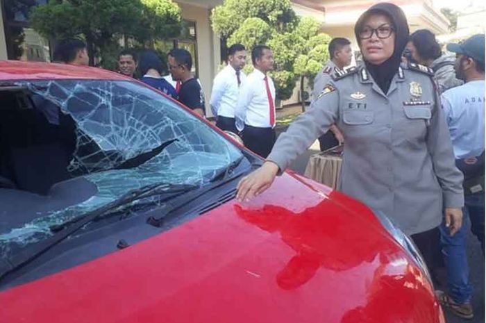 Begal Gaya, Ajak Pacar Jalan Pakai Mobil Rampasan, Dicegat Pemilik Asli dan Diamuk Warga