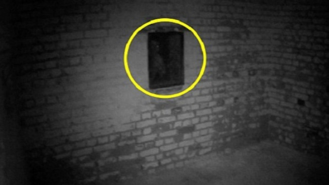 Sosok Menyeramkan dengan Mata Bercahaya Sembunyi di Balik Jendela