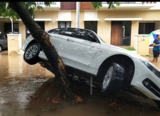 Kira-kira Segini Harga BMW yang Hanyut Dibawa Banjir di Serpong
