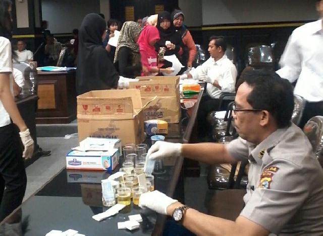 Pegawai Sekretariat DPRD Pekanbaru Tes Urine  