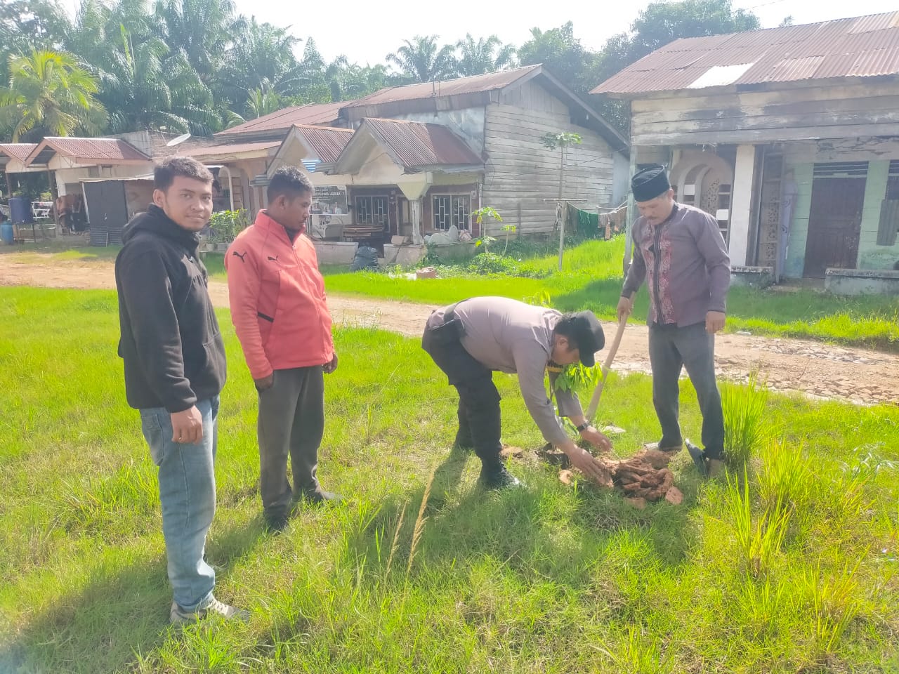 Dukung Program Kapolda Riau, Polsek Bangko Pusako Tanam Pohon di Teluk Bano I