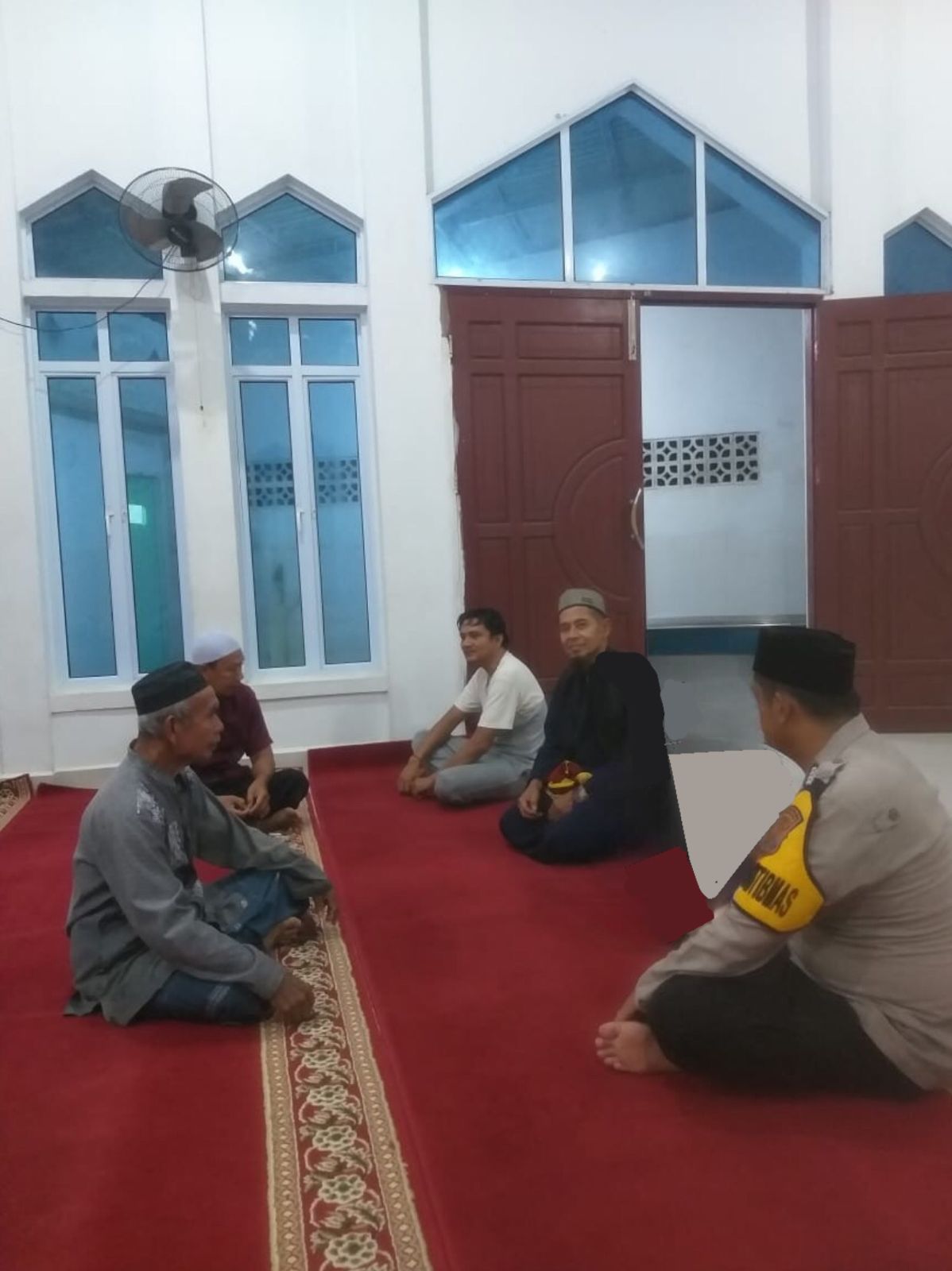 Polsek Tempuling Sosialisasi dan Imbau Pemilu 2024 melalui Salat Magrib Berjamaah di Masjid Nurul Huda