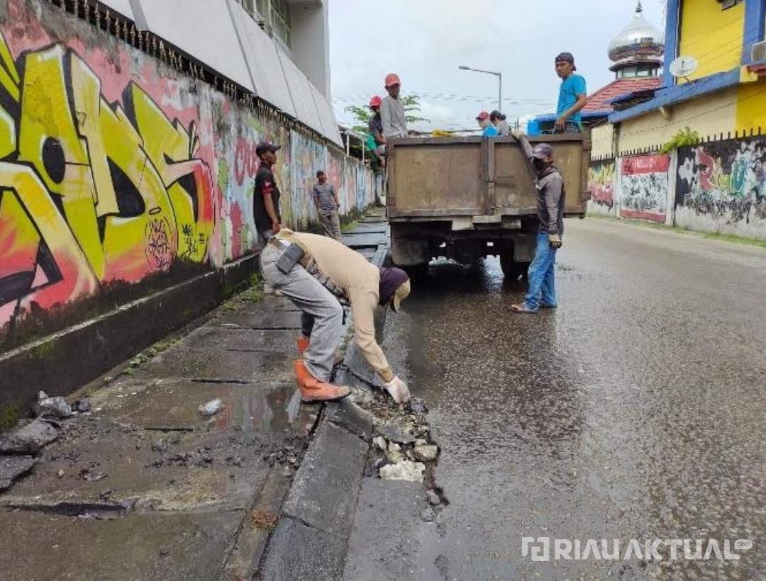 Kerap Muncul Genangan, PUPR Pekanbaru Buat Tali Air di Jalan Pepaya