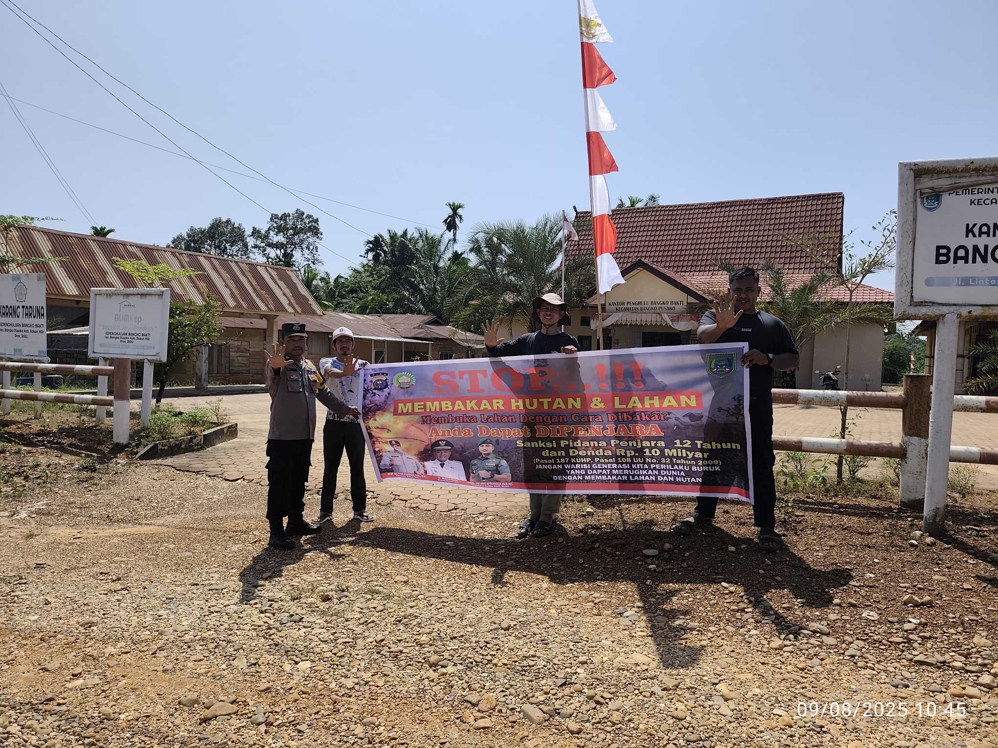 Cegah Karhutla, Polsek Bangko Pusako Pasang Spanduk dan Imbau Warga